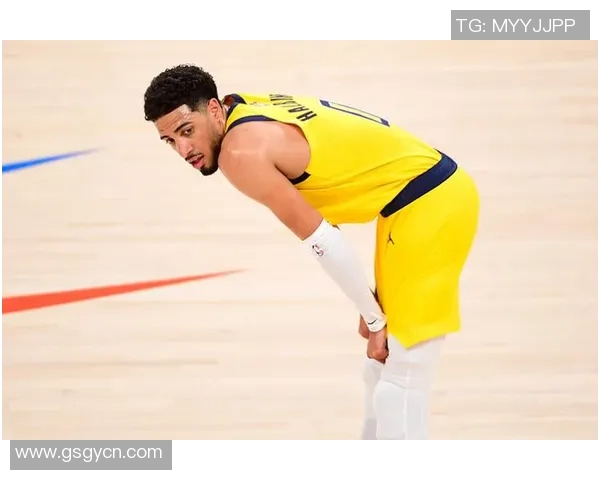 哈里伯顿伤后拄拐静候队友归来深情拥抱展现团队凝聚力